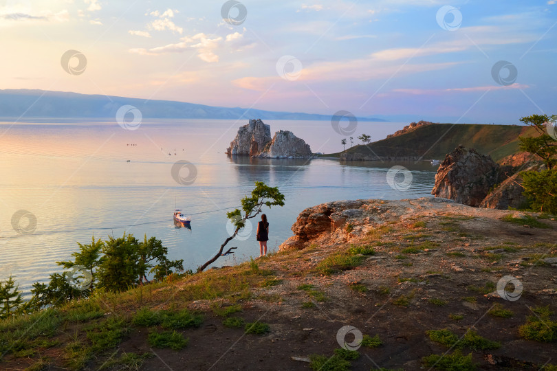 Скачать Одинокая девушка стоит на берегу озера Байкал фотосток Ozero