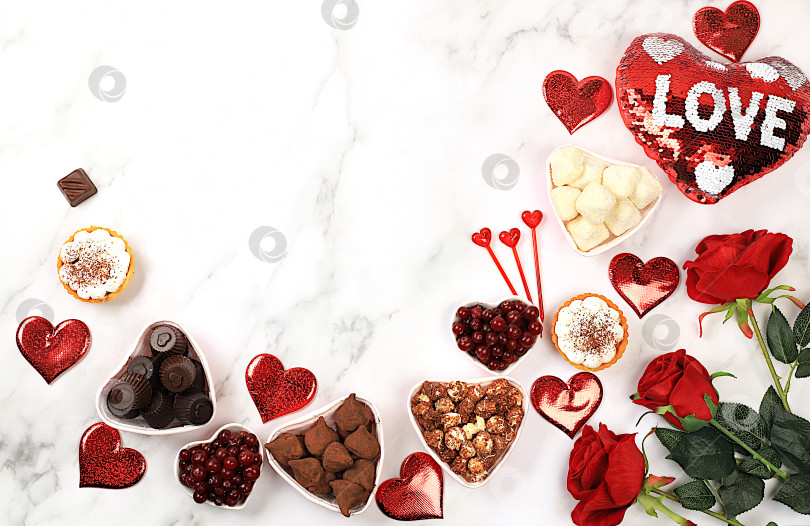 Скачать Вкусные шоколадные конфеты в форме сердца, сахарная клюква, безе и цветы роз, угощение ко Дню Святого Валентина или женскому дню, поздравительная открытка, рекламный баннер или приглашение в магазин, фотосток Ozero