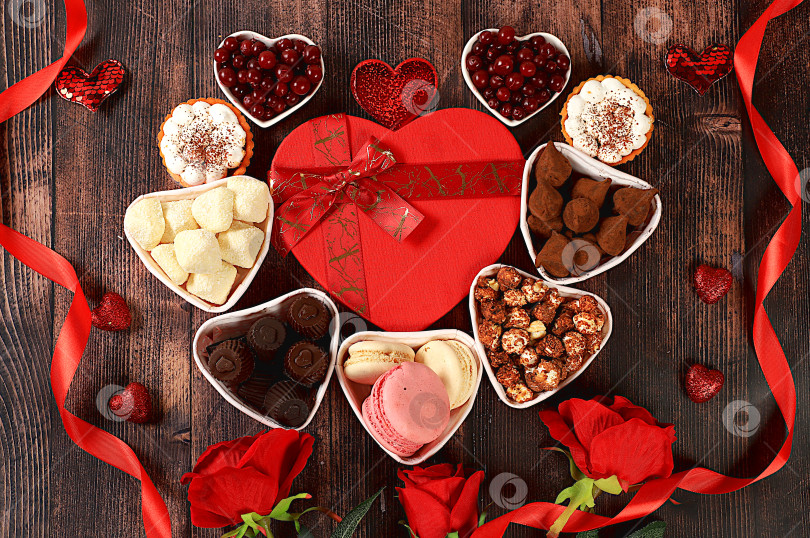 Скачать Изысканные шоколадные конфеты в форме сердца, сахарная клюква, безе и розы, угощение ко Дню Святого Валентина или женскому дню, поздравительная открытка, рекламный баннер или приглашение в магазин, фотосток Ozero