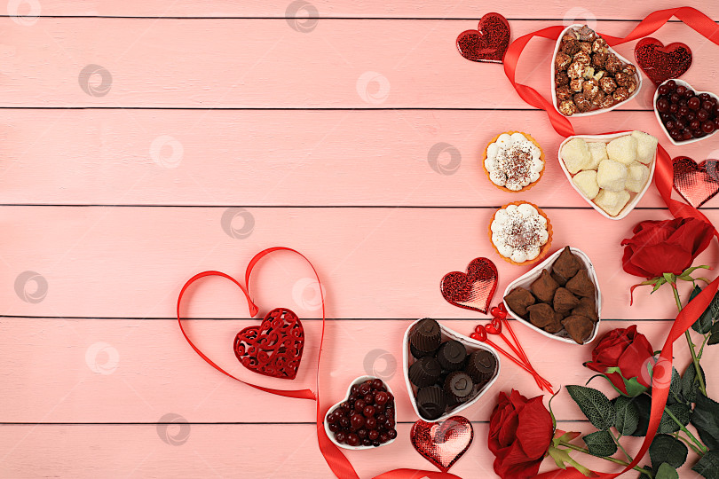 Скачать Изысканные шоколадные конфеты в форме сердца, сахарная клюква, безе и цветы роз, угощение ко Дню Святого Валентина или женскому дню, поздравительная открытка, рекламный баннер или приглашение в магазин, фотосток Ozero