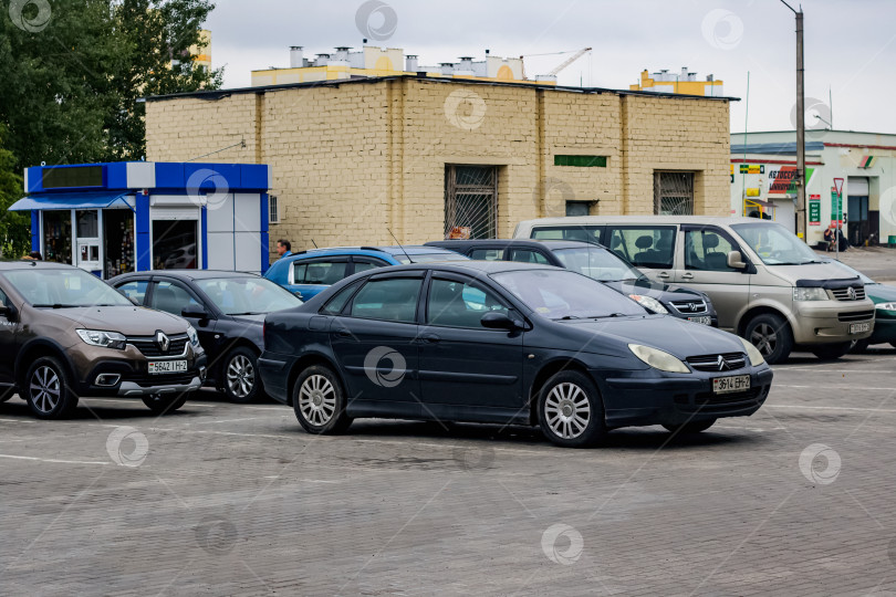 Скачать БЕЛАРУСЬ, НОВОПОЛОЦК - 29 августа 2019 года: Автомобили на парковке редакции фотосток Ozero