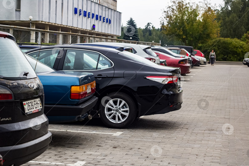 Скачать БЕЛАРУСЬ, НОВОПОЛОЦК - 29 августа 2019 года: Автомобили на парковке редакции фотосток Ozero