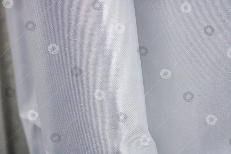 Скачать Складки на белой блестящей ткани, фоне или текстуре фотосток Ozero