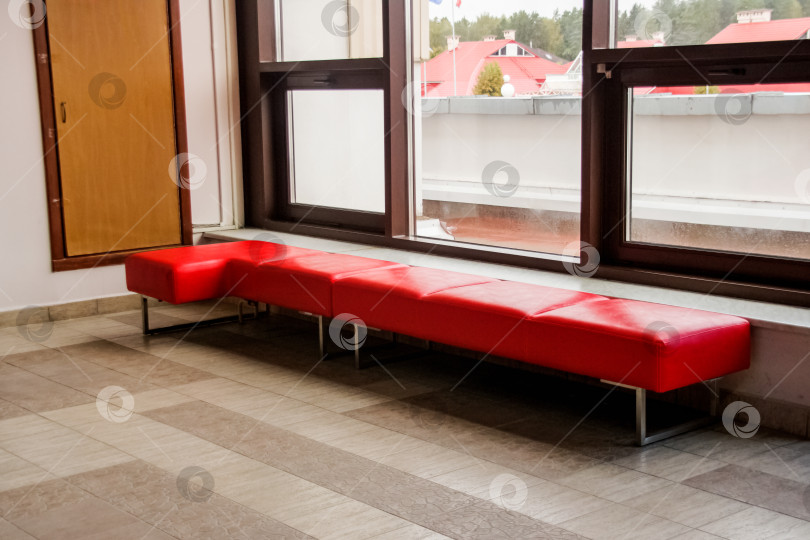 Скачать Красные диваны и большие окна в современной комнате фотосток Ozero