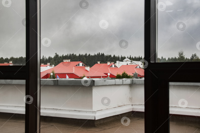 Скачать Вид из окна на красные крыши домов фотосток Ozero