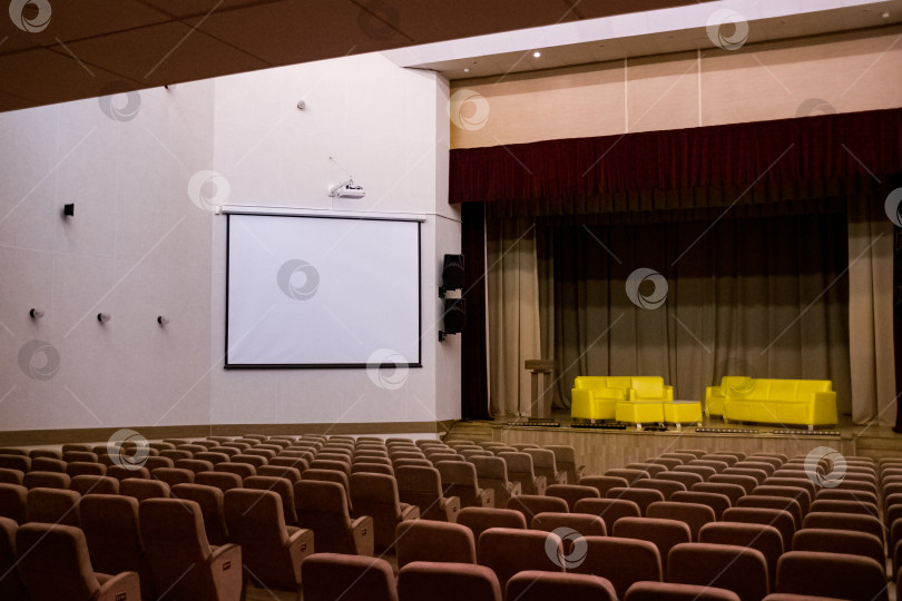 Скачать Кинозал или театральный зал со сценой, посадочными местами фотосток Ozero