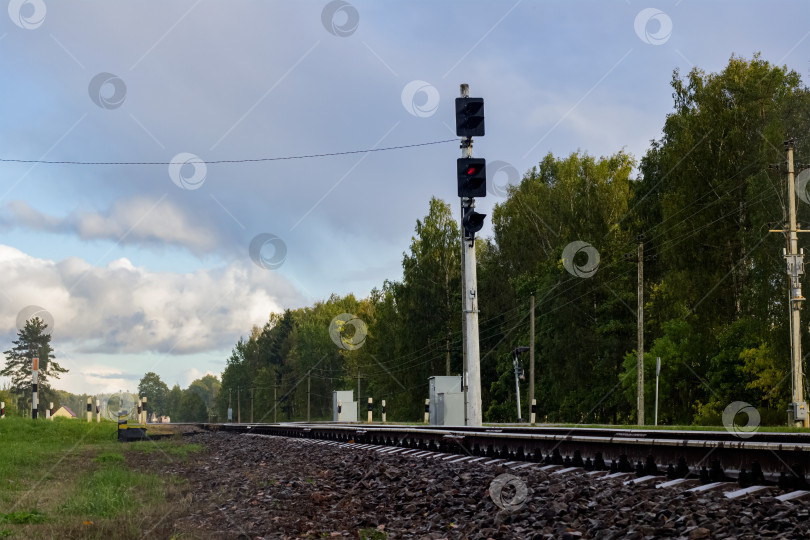 Скачать Железнодорожные рельсы и светофор с красной лампочкой фотосток Ozero