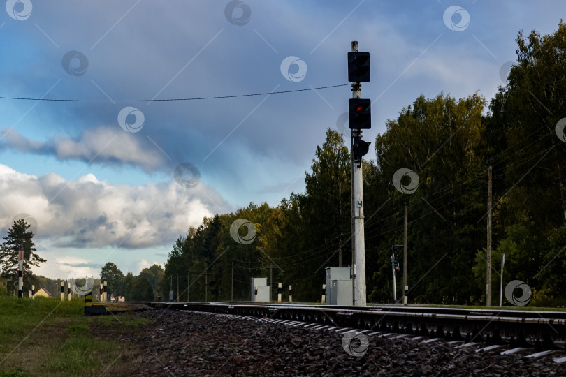 Скачать Железнодорожные рельсы и светофор с красной лампочкой фотосток Ozero