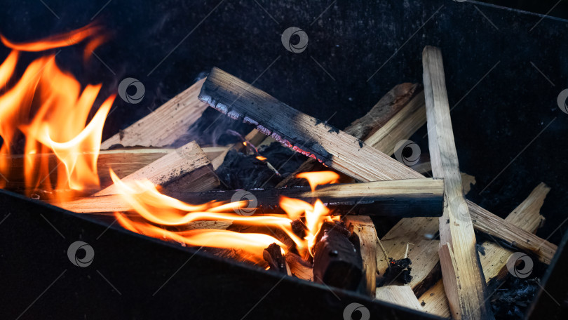 Скачать Поленья горят в костре крупным планом фотосток Ozero