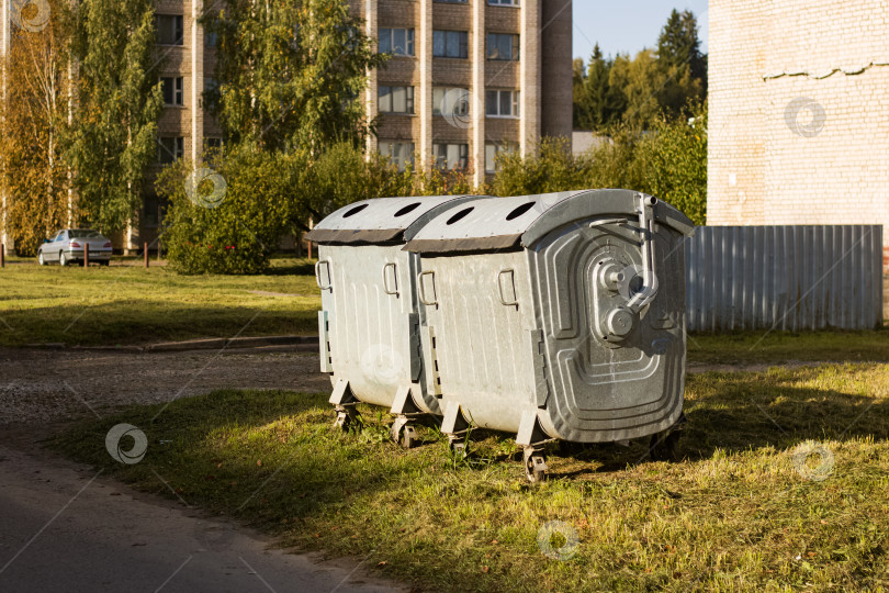 Скачать Два больших металлических контейнера на лужайке фотосток Ozero