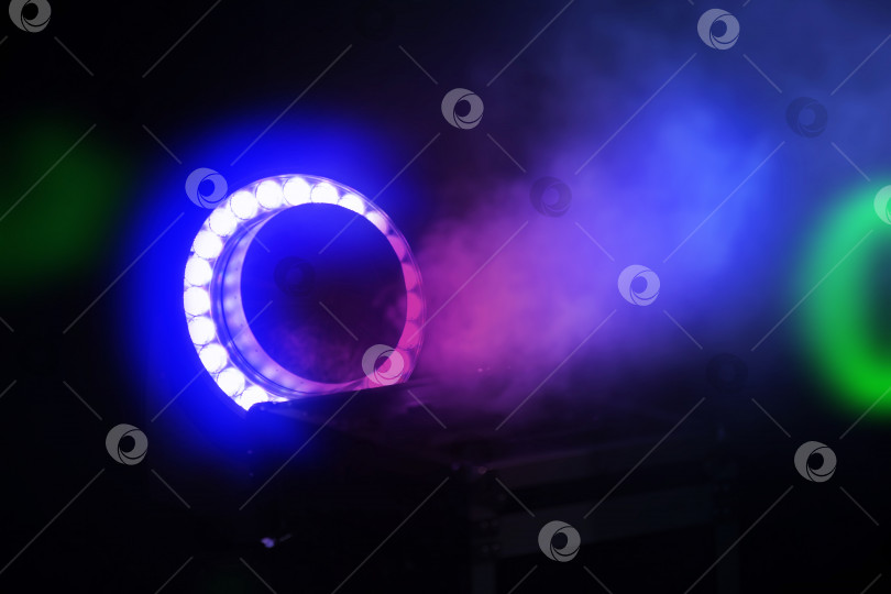 Скачать Фон сцены окрашен дымом и светом от прожектора в темно-синий цвет фотосток Ozero