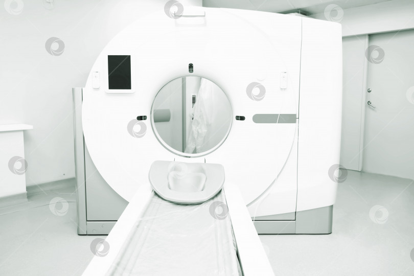 Скачать Современный компьютерный томограф. Аппарат магнитно-резонансной томографии готов к исследованию в больничной палате. фотосток Ozero