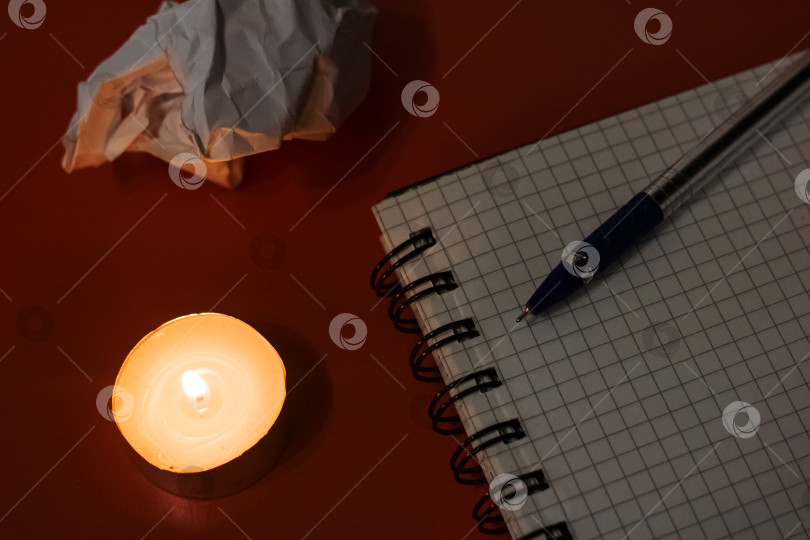 Скачать Блокнот, ручка, свеча и смятый лист бумаги фотосток Ozero
