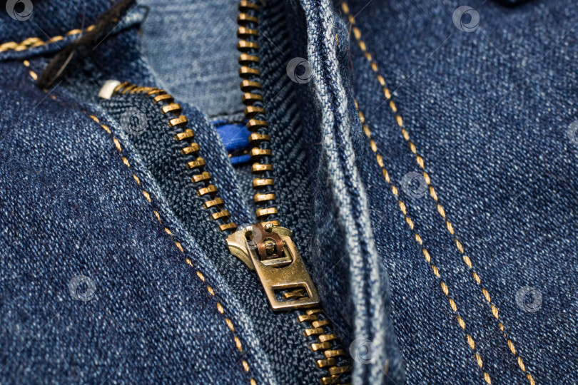 Скачать Застежка-молния на синих джинсах крупным планом, макро фотосток Ozero