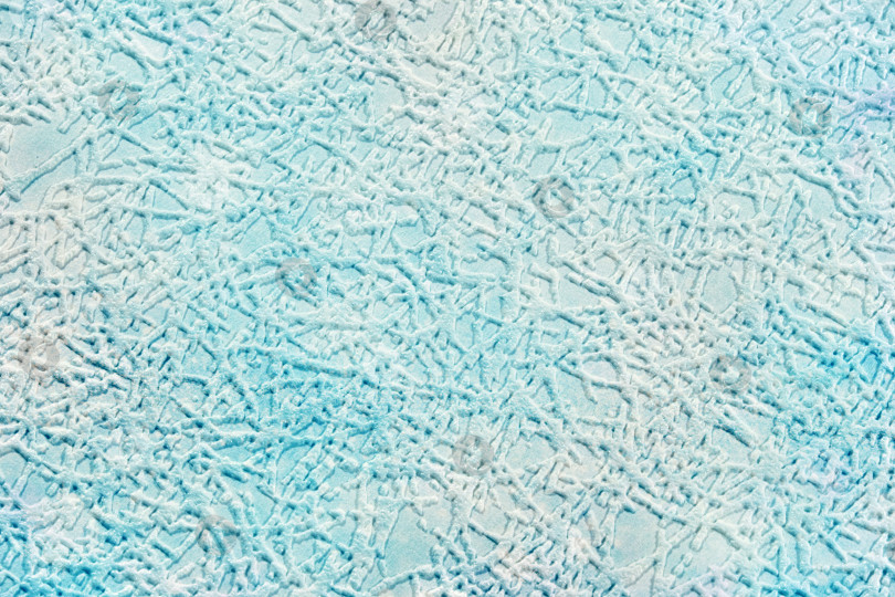 Скачать На бледно-голубом бумажном фоне текстурированные штрихи, имитирующие иней или узор из инея на стекле. фотосток Ozero