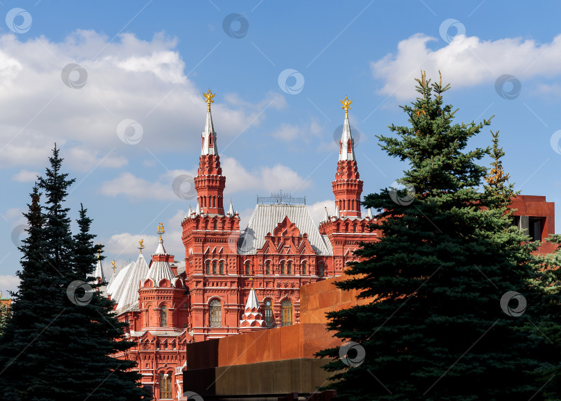 Скачать Вид на Государственный исторический музей с Кремлевской стены и мавзолея. фотосток Ozero