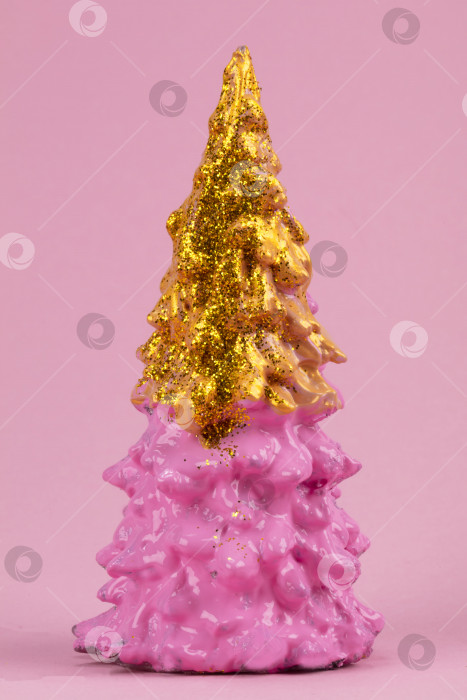 Скачать Рождественская композиция. Розовая рождественская елка с золотом на розовом фоне. счастливых праздников. минималистичная новогодняя концепция. фотосток Ozero