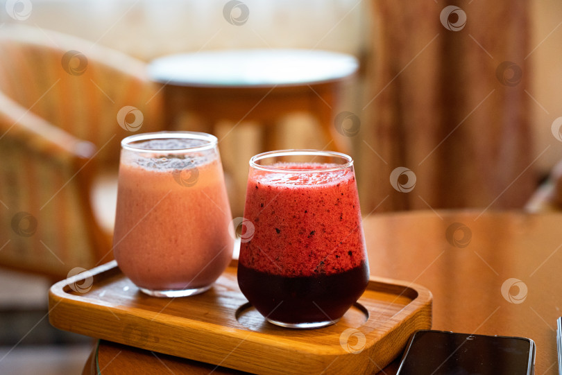 Скачать Концепция хорошего самочувствия и похудения, ягодный смузи.На деревянном столе с ингредиентами, сверху. фотосток Ozero