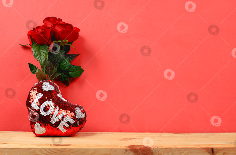 Скачать Концепция для Дня Святого Валентина или женского дня, Дня матери, баннера. Поздравительная открытка, розы, сердечки и подарочные коробки на красном фоне, с праздником, поздравления с днем рождения фотосток Ozero