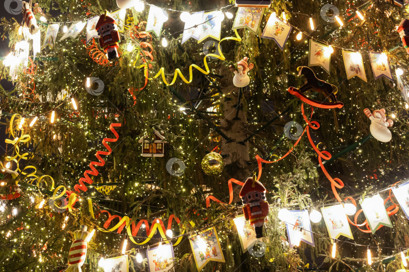 Скачать Украшенная игрушками и светящимися гирляндами новогодняя ёлка фотосток Ozero