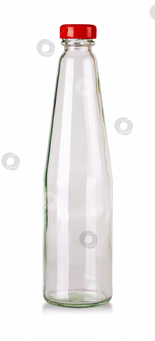 Скачать пустая стеклянная бутылка с красной крышкой, выделенная на белом фоне фотосток Ozero
