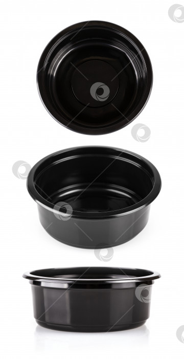 Скачать набор черных пластиковых мисочек для еды, выделенных на белом фоне фотосток Ozero