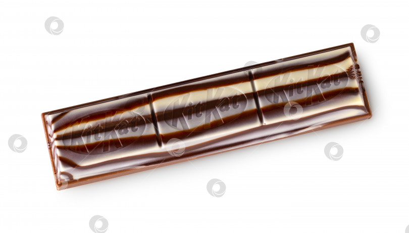 Скачать Крупным планом шоколадная плитка Kit Kat black candy производства Nestle, выделенная на белом фоне фотосток Ozero