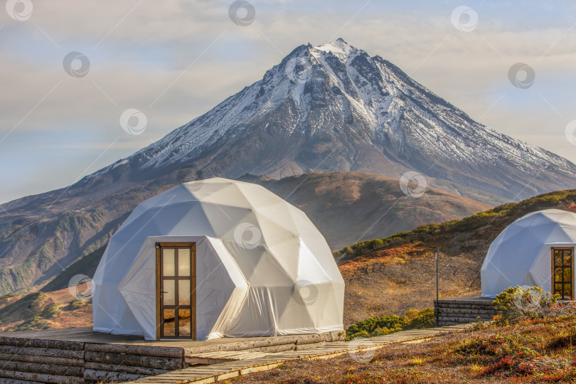 Скачать глампинг на вулкане на полуострове Камчатка летом фотосток Ozero