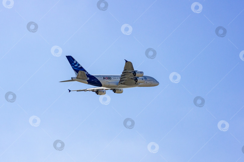 Скачать Французский пассажирский четырехмоторный широкофюзеляжный самолет Airbus A-380 выполняет демонстрационный полет над аэродромом Громова. Крупный план. МАКС-2011. фотосток Ozero