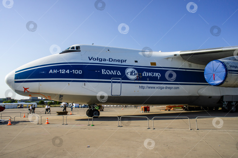 Скачать Тяжелый дальнемагистральный транспортный самолет Ан-124 "Руслан" (НАТО - "Кондор") авиакомпании "Волга-Днепр" стоит на стационарной стоянке Летно-исследовательского института имени Громова. МАКС-2011. фотосток Ozero