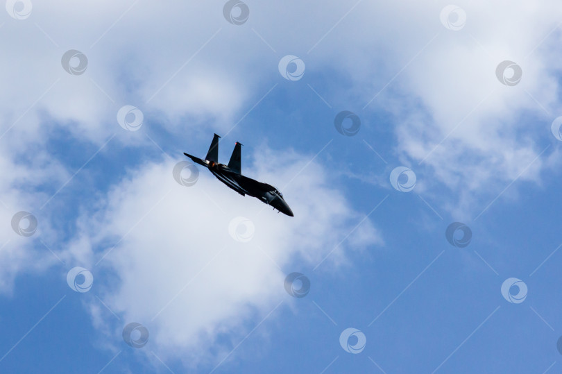 Скачать Американский двухмоторный сверхзвуковой всепогодный истребитель четвертого поколения McDonnell-Douglas F-15 "Игл" в полете над аэродромом Громов. МАКС-2011. фотосток Ozero