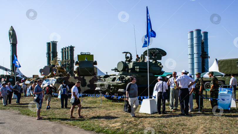 Скачать Зенитно-ракетные комплексы "Панцирь" и системы войсковой ПВО С-300 "Фаворит", С-400 "Триумф" на аэродроме Летно-исследовательского института имени Громова. фотосток Ozero