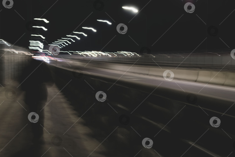 Скачать Размытое изображение автомобильного моста ночью фотосток Ozero