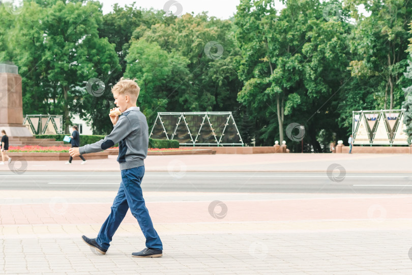 Скачать Дети гуляют по городу фотосток Ozero