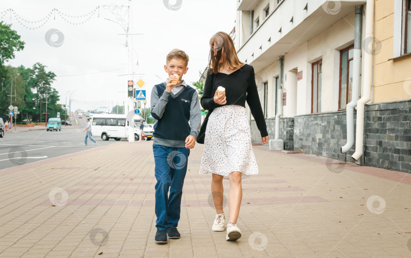 Скачать Дети гуляют по городу фотосток Ozero