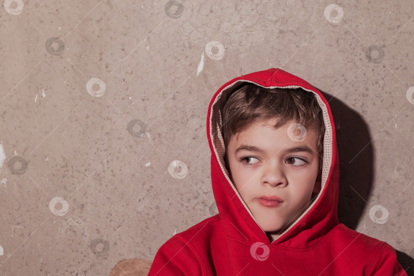 Скачать Портретное изображение маленького мальчика фотосток Ozero