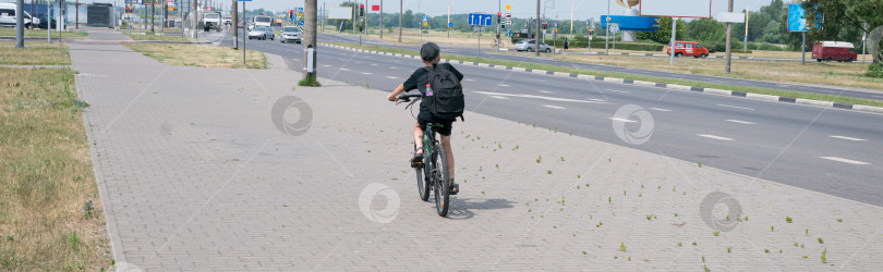 Скачать Маленький мальчик катается по городу на велосипеде фотосток Ozero