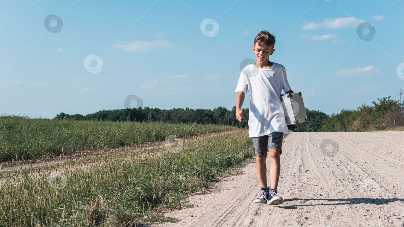 Скачать Маленький мальчик несет маленький чемодан фотосток Ozero