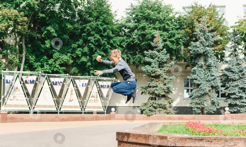 Скачать Дети гуляют по городу фотосток Ozero