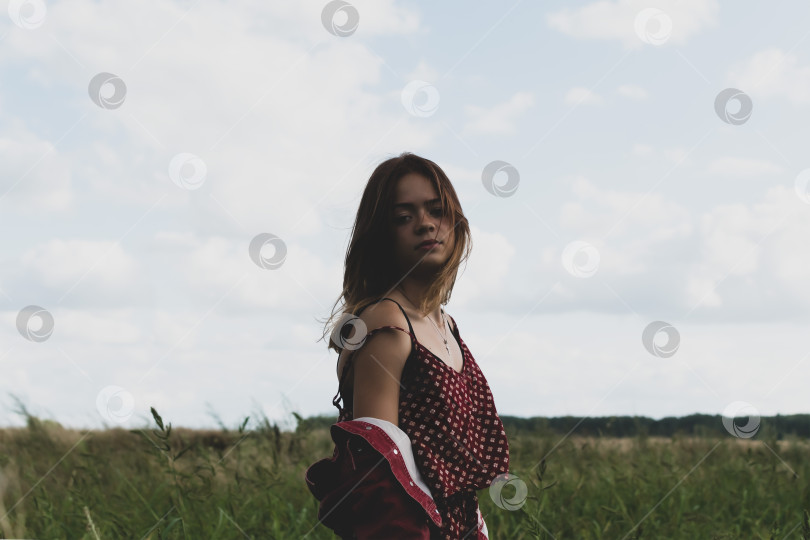 Скачать Изображение молодой девушки на фоне загородного пейзажа фотосток Ozero