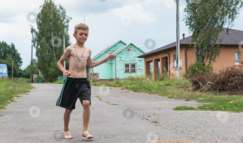 Скачать Маленький мальчик гуляет по деревне фотосток Ozero