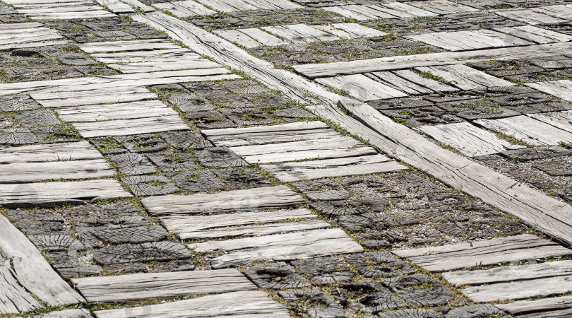 Скачать дорога с деревянным покрытием. Большая деревянная площадь в городском пейзаже фотосток Ozero