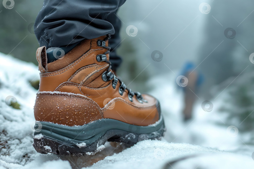 Скачать треккинговые ботинки на ногах туриста, идущего по зимним горам, крупным планом фотосток Ozero