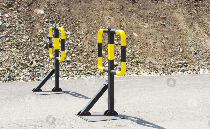 Скачать желтое металлическое ограждение, запрещающее въезд. Механический желтый барьер. фотосток Ozero