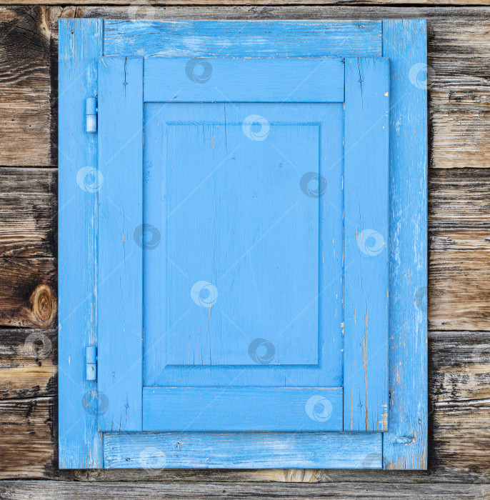 Скачать синие деревенские деревянные ставни на деревянных окнах фотосток Ozero