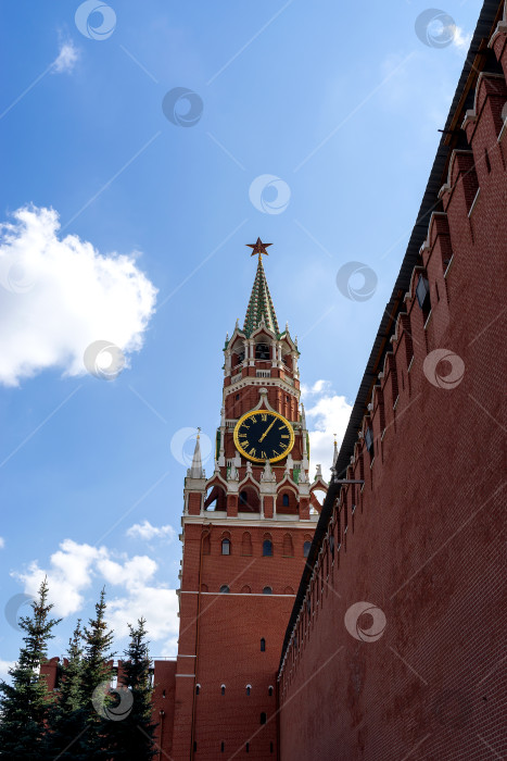 Скачать Вид на Спасскую башню Московского Кремля со стороны мавзолея Ленина. фотосток Ozero
