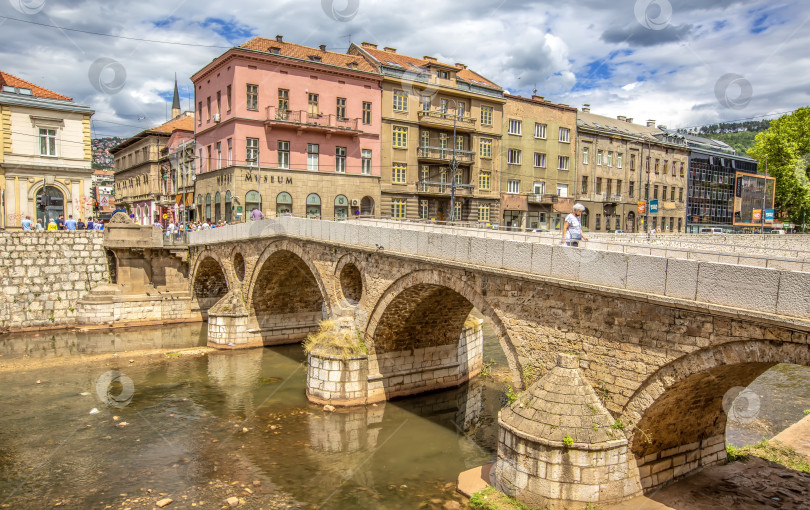 Скачать Латинский мост на реке Миляцка, текущей из центра Сараево фотосток Ozero