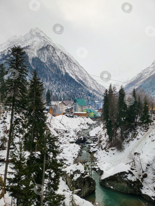 Скачать Курортный поселок Домбай зимой, КЧР, Россия фотосток Ozero