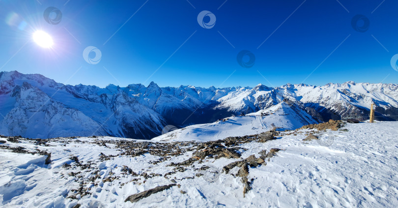 Скачать Панорама горнолыжного курорта Домбай, КЧР, Россия фотосток Ozero