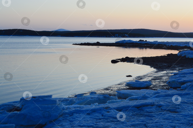 Скачать Кандалакшский залив Белого моря весенним вечером. фотосток Ozero